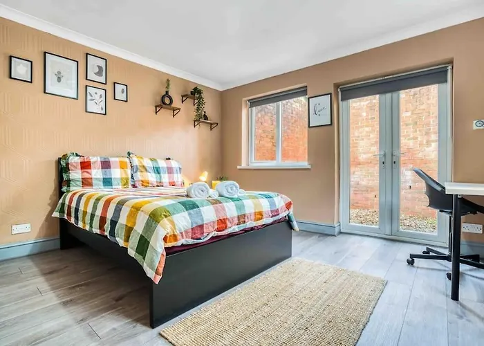 Spacious 3-Bed With Free Parking
