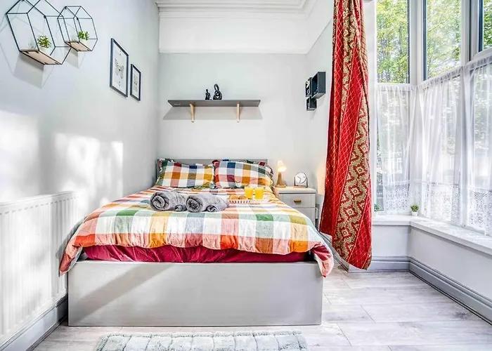 Spacious 3-Bed With Free Parking