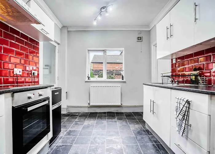 Spacious 3-Bed With Free Parking