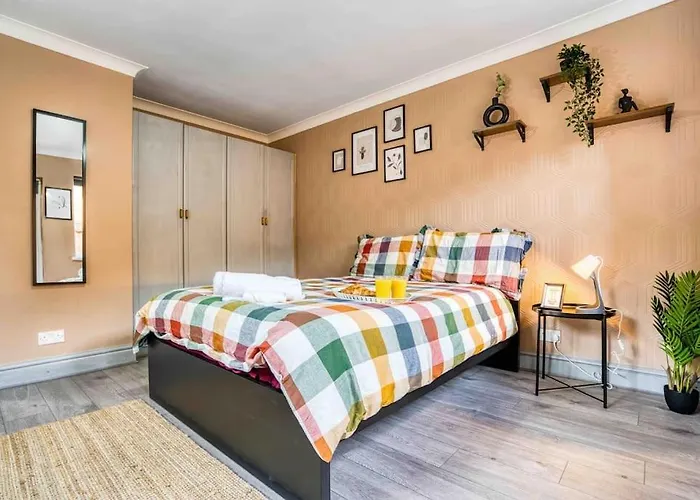 Spacious 3-Bed With Free Parking