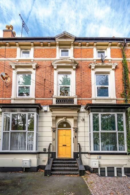 Spacious 3-bed With Free Parking Apartment *