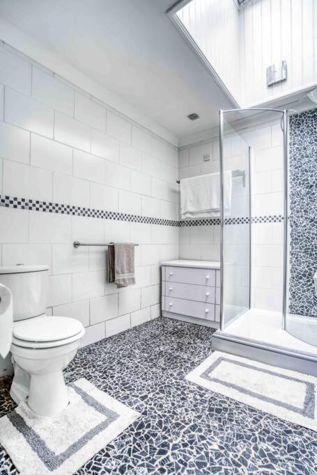 Spacious 3-bed With Free Parking *