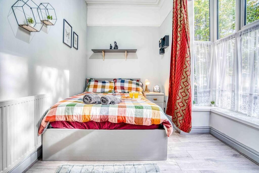 Spacious 3-bed With Free Parking *