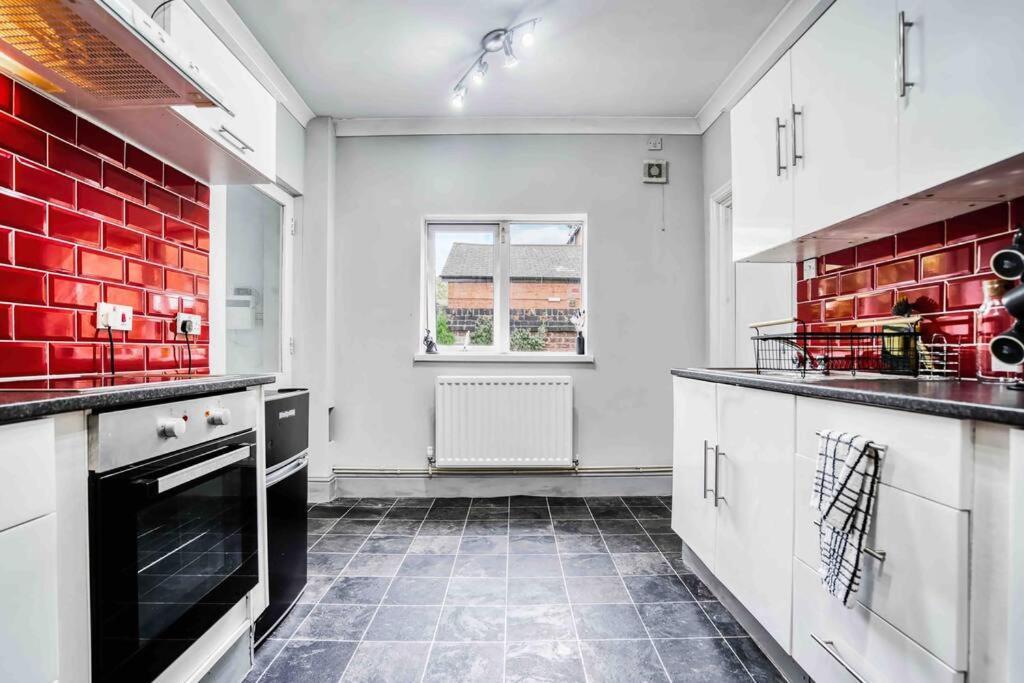 Spacious 3-bed With Free Parking Apartment Birmingham