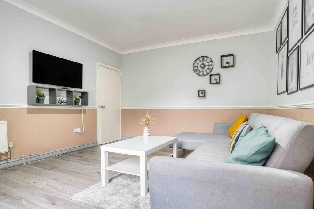 Spacious 3-bed With Free Parking Apartment