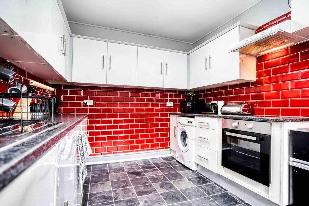 Spacious 3-bed With Free Parking Birmingham